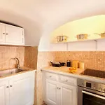 Iviscos Traditional House אויה